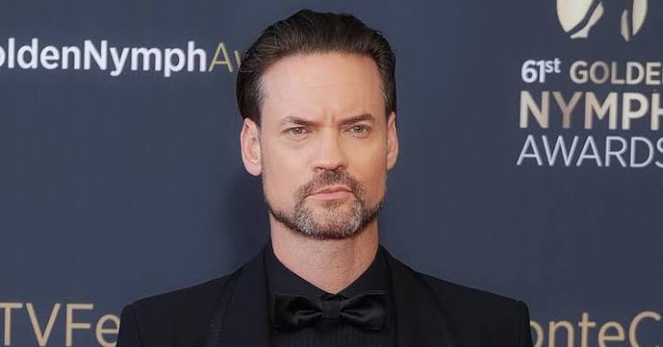 Amerikalı oyuncu Shane West, özellikle 2000'li yılların başında romantik drama türünün öne çıkan yapımlarından biri olan A Walk to Remember ile geniş bir izleyici kitlesinin karşısına çıkan başarılı bir sanatçıdır. Mandy Moore ile başrolü paylaştığı filmdeki Landon Carter performansı, oyuncunun kariyerinin en bilinen çalışmaları arasında yer alır. Ancak Shane West'in sanat hayatı yalnızca bu filmle sınırlı değildir.