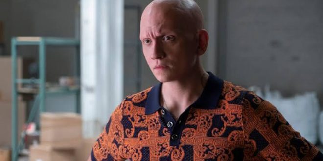Amerikalı oyuncu Anthony Carrigan, sıra dışı karakterleri kendine özgü oyunculuk anlayışıyla yorumlayan ve özellikle televizyon dünyasındaki performanslarıyla tanınan başarılı bir sanatçıdır. Kariyerinde polisiye, komedi, dram, aksiyon ve süper kahraman türündeki yapımlara yer veren Carrigan; Gotham dizisindeki Victor Zsasz ve Barry dizisindeki NoHo Hank rolleriyle geniş bir hayran kitlesine ulaşmıştır.