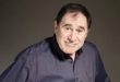 Amerikan sinemasının ve televizyon dünyasının deneyimli karakter oyuncularından biri olan Richard Kind, özellikle komedi türündeki başarılı performanslarıyla tanınsa da kariyerini yalnızca mizahi rollerle sınırlamayan çok yönlü bir sanatçıdır. Sinema filmlerinden televizyon dizilerine, Broadway sahnelerinden animasyon yapımlarına kadar uzanan geniş bir çalışma geçmişine sahip olan Kind, farklı karakterleri kendine özgü oyunculuk anlayışıyla yorumlamayı başarmıştır.