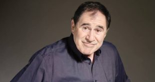 Amerikan sinemasının ve televizyon dünyasının deneyimli karakter oyuncularından biri olan Richard Kind, özellikle komedi türündeki başarılı performanslarıyla tanınsa da kariyerini yalnızca mizahi rollerle sınırlamayan çok yönlü bir sanatçıdır. Sinema filmlerinden televizyon dizilerine, Broadway sahnelerinden animasyon yapımlarına kadar uzanan geniş bir çalışma geçmişine sahip olan Kind, farklı karakterleri kendine özgü oyunculuk anlayışıyla yorumlamayı başarmıştır.