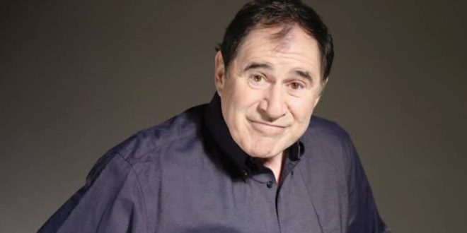 Amerikan sinemasının ve televizyon dünyasının deneyimli karakter oyuncularından biri olan Richard Kind, özellikle komedi türündeki başarılı performanslarıyla tanınsa da kariyerini yalnızca mizahi rollerle sınırlamayan çok yönlü bir sanatçıdır. Sinema filmlerinden televizyon dizilerine, Broadway sahnelerinden animasyon yapımlarına kadar uzanan geniş bir çalışma geçmişine sahip olan Kind, farklı karakterleri kendine özgü oyunculuk anlayışıyla yorumlamayı başarmıştır.