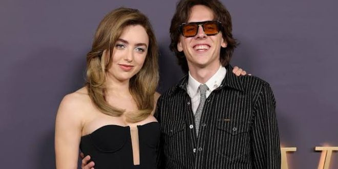 Amerikalı oyuncu Peyton List, televizyon dünyasında farklı türlerdeki yapımlarda üstlendiği rollerle dikkat çeken isimlerden biridir. 8 Ağustos 1986'da Boston, Massachusetts'te doğan oyuncu, sanat kariyerine oldukça erken yaşlarda başladı. Modellik ve bale eğitimiyle şekillenen çocukluk döneminin ardından kamera karşısına geçen List, özellikle uzun soluklu televizyon projelerinde edindiği deneyim sayesinde oyunculuk kariyerini adım adım geliştirdi.