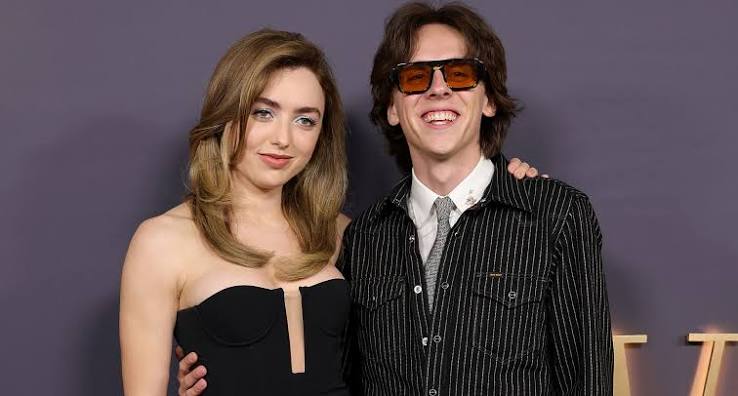 Amerikalı oyuncu Peyton List, televizyon dünyasında farklı türlerdeki yapımlarda üstlendiği rollerle dikkat çeken isimlerden biridir. 8 Ağustos 1986'da Boston, Massachusetts'te doğan oyuncu, sanat kariyerine oldukça erken yaşlarda başladı. Modellik ve bale eğitimiyle şekillenen çocukluk döneminin ardından kamera karşısına geçen List, özellikle uzun soluklu televizyon projelerinde edindiği deneyim sayesinde oyunculuk kariyerini adım adım geliştirdi.