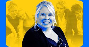 Amerikan televizyonunun özellikle fantastik drama ve gençlik dizileri alanındaki en tanınmış yaratıcı isimlerinden biri olan Julie Plec, yapımcı, senarist, yönetmen ve showrunner olarak uzun yıllardır sektörde faaliyet gösteriyor. Adı en çok dünya çapında geniş bir hayran kitlesine ulaşan The Vampire Diaries dizisiyle özdeşleşse de Plec'in kariyeri bu yapımla sınırlı değil. Farklı türlerde televizyon projelerine imza atan yaratıcı isim, özellikle genişleyen hikâye evrenleri oluşturma konusundaki başarısıyla dikkat çekiyor.