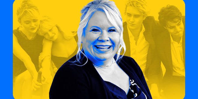 Amerikan televizyonunun özellikle fantastik drama ve gençlik dizileri alanındaki en tanınmış yaratıcı isimlerinden biri olan Julie Plec, yapımcı, senarist, yönetmen ve showrunner olarak uzun yıllardır sektörde faaliyet gösteriyor. Adı en çok dünya çapında geniş bir hayran kitlesine ulaşan The Vampire Diaries dizisiyle özdeşleşse de Plec'in kariyeri bu yapımla sınırlı değil. Farklı türlerde televizyon projelerine imza atan yaratıcı isim, özellikle genişleyen hikâye evrenleri oluşturma konusundaki başarısıyla dikkat çekiyor.