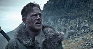 Kral Arthur ve Yuvarlak Masa Şövalyeleri, yüzyıllardır edebiyatın, tiyatronun ve sinemanın en çok kullanılan efsanelerinden biri olmayı sürdürüyor. Arthur'un kılıcı, Camelot, Yuvarlak Masa, şövalyeler ve Merlin gibi unsurlar farklı dönemlerde yeniden yorumlanarak izleyici karşısına çıkarıldı. 2004 yapımı Kral Arthur (King Arthur) ise bu kadim hikâyeyi geleneksel fantastik anlatıdan uzaklaştırıp daha gerçekçi, savaş merkezli ve tarihsel bir zemine taşımayı deneyen yapımlardan biri.
