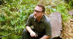 Hollywood'da büyük bütçeli filmlerin yönetmen koltuğuna oturmak çoğu sinemacı için uzun yıllar süren bir kariyerin sonunda ulaşılabilen bir aşamadır. Colin Trevorrow ise bu yolu oldukça farklı biçimde kat etti. Bağımsız sinemanın sınırlı olanaklarla çekilmiş bir yapımıyla dikkatleri üzerine çeken Amerikalı yönetmen, kısa süre içerisinde dünyanın en tanınmış film serilerinden biri olan Jurassic Parkın yeni dönemine yön veren isimlerden biri haline geldi.
