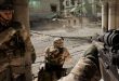 Black Hawk Down, 2001 yılında vizyona giren ve modern savaş sinemasının dikkat çeken yapımları arasında yer alan bir savaş filmidir. Yönetmen koltuğunda Ridley Scott'ın bulunduğu film, Mark Bowden'ın 1999 yılında yayımlanan Black Hawk Down: A Story of Modern War adlı kitabından uyarlanmıştır. 1993 yılında Somali'nin başkenti Mogadişu'da gerçekleşen ve ABD askerlerinin dahil olduğu operasyonu konu alan yapım, savaşın yalnızca askeri boyutuna değil, sahadaki belirsizlik, korku, karmaşa ve hayatta kalma mücadelesine de odaklanır.