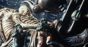 Bilimkurgu sinemasında bazı filmler yalnızca kendi dönemlerinin başarılı yapımları olarak kalmaz, kendilerinden sonra gelecek filmlerin anlatım biçimini de değiştirir. 1979 yapımı Yaratık (Alien) tam olarak böyle bir film. Ridley Scott'ın yönettiği yapım, uzayda geçen bir korku hikâyesini dönemin alışılmış bilimkurgu anlayışından farklı bir noktaya taşıyarak sinema tarihinin en etkili filmlerinden biri hâline geldi.