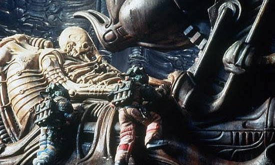 Bilimkurgu sinemasında bazı filmler yalnızca kendi dönemlerinin başarılı yapımları olarak kalmaz, kendilerinden sonra gelecek filmlerin anlatım biçimini de değiştirir. 1979 yapımı Yaratık (Alien) tam olarak böyle bir film. Ridley Scott'ın yönettiği yapım, uzayda geçen bir korku hikâyesini dönemin alışılmış bilimkurgu anlayışından farklı bir noktaya taşıyarak sinema tarihinin en etkili filmlerinden biri hâline geldi.