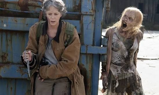 The Walking Dead, 2010 yılında ekran yolculuğuna başlayan ve televizyon tarihinin en uzun soluklu yapımlarından biri haline gelen Amerikan yapımı kıyamet sonrası korku-dram dizisidir. Robert Kirkman, Tony Moore ve Charlie Adlard'ın aynı adlı çizgi roman serisinden uyarlanan yapım, yalnızca zombilerle mücadele eden insanların hikâyesini anlatmakla kalmaz; insan doğasını, toplumsal düzenin çöküşünü, aile bağlarını, dostluğu, liderliği ve hayatta kalmanın bedelini de sorgular.