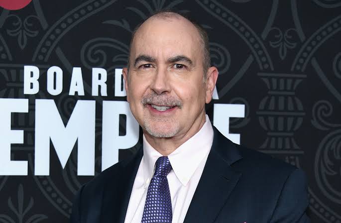 Terence Winter, Amerikan televizyonunun özellikle suç, dram ve kara mizah türlerinde iz bırakan senarist, yazar ve yapımcılarından biridir. Adı, televizyon tarihinin en önemli yapımlarından The Sopranos ile güçlü biçimde özdeşleşen Winter, daha sonra Boardwalk Empire dizisinin yaratıcısı olarak kendi anlatı dünyasını kurmuştur. Sinemada ise Martin Scorsese imzalı Para Avcısı (The Wolf of Wall Street) filminin senaryosunu kaleme alarak uluslararası ölçekte tanınmıştır.