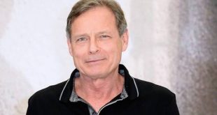 Hollywood sinemasında bazı yönetmenler, çok geniş bir filmografi oluşturmaktan ziyade belirli yapımlarla iz bırakarak öne çıkar. Kevin Reynolds da bu yönetmenlerden biridir. Özellikle büyük ölçekli macera filmleri, tarihsel hikâyeler ve sıra dışı dünyalar yaratma konusundaki çalışmalarıyla tanınan Reynolds; Fandango, Robin Hood: Prince of Thieves, Rapa Nui, Waterworld, The Count of Monte Cristo, Tristan & Isolde ve Risen gibi yapımlara imza atmıştır.