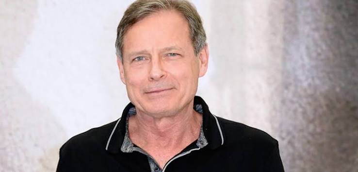 Hollywood sinemasında bazı yönetmenler, çok geniş bir filmografi oluşturmaktan ziyade belirli yapımlarla iz bırakarak öne çıkar. Kevin Reynolds da bu yönetmenlerden biridir. Özellikle büyük ölçekli macera filmleri, tarihsel hikâyeler ve sıra dışı dünyalar yaratma konusundaki çalışmalarıyla tanınan Reynolds; Fandango, Robin Hood: Prince of Thieves, Rapa Nui, Waterworld, The Count of Monte Cristo, Tristan & Isolde ve Risen gibi yapımlara imza atmıştır.