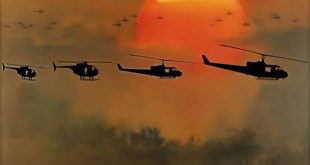 Kıyamet (Apocalypse Now), 1979 yılında yönetmen Francis Ford Coppola tarafından sinemaya aktarılan ve savaş filmleri arasında kendine özgü bir yere sahip olan başyapıtlardan biridir. Vietnam Savaşı'nı merkezine alan film, klasik anlamda yalnızca bir savaş hikâyesi anlatmaz. Savaşın insan psikolojisi üzerindeki yıkıcı etkisini, güç kavramını, ahlaki sınırların nasıl ortadan kalkabileceğini ve insanın kendi karanlığıyla yüzleşmesini sorgular.