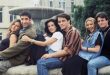1994 yılında televizyon izleyicisiyle buluşan Friends, David Crane ve Marta Kauffman tarafından yaratılan ve kısa sürede Amerikan televizyonunun en tanınan sitcomlarından birine dönüşen yapımlardan biridir. 22 Eylül 1994'te NBC ekranlarında yayın hayatına başlayan dizi, 6 Mayıs 2004'te yayımlanan final bölümüyle on sezonluk serüvenini tamamladı.