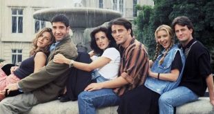 1994 yılında televizyon izleyicisiyle buluşan Friends, David Crane ve Marta Kauffman tarafından yaratılan ve kısa sürede Amerikan televizyonunun en tanınan sitcomlarından birine dönüşen yapımlardan biridir. 22 Eylül 1994'te NBC ekranlarında yayın hayatına başlayan dizi, 6 Mayıs 2004'te yayımlanan final bölümüyle on sezonluk serüvenini tamamladı.