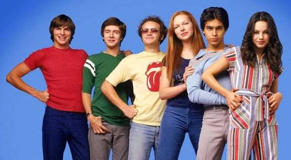 1990'ların sonunda televizyon dünyasında gençlik komedileri önemli bir yere sahipti. Ancak bu türün büyük bölümünden farklı olarak That '70s Show, hikâyesini kendi döneminden değil, geçmişten alan yapımlardan biri olarak öne çıktı. 1998 yılında Amerikan televizyonunda izleyiciyle buluşan dizi, 1970'lerin Amerika'sını gençlerin gündelik hayatı, arkadaşlık ilişkileri, aile çatışmaları, aşk, okul ve büyüme sancıları üzerinden ele aldı.