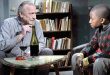 Aki Kaurismäki sineması, çoğu zaman büyük olayların arkasındaki küçük insanları anlatır. Yönetmenin karakterleri genellikle toplumun merkezinde değil, kenarında yaşar; sıradan işlerle hayatlarını sürdürür, fazla konuşmaz ve duygularını gösterişli biçimde ifade etmezler. Ancak tam da bu sessiz insanların davranışları, Kaurismäki filmlerinde insanlık adına büyük anlamlar taşır.