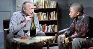 Aki Kaurismäki sineması, çoğu zaman büyük olayların arkasındaki küçük insanları anlatır. Yönetmenin karakterleri genellikle toplumun merkezinde değil, kenarında yaşar; sıradan işlerle hayatlarını sürdürür, fazla konuşmaz ve duygularını gösterişli biçimde ifade etmezler. Ancak tam da bu sessiz insanların davranışları, Kaurismäki filmlerinde insanlık adına büyük anlamlar taşır.