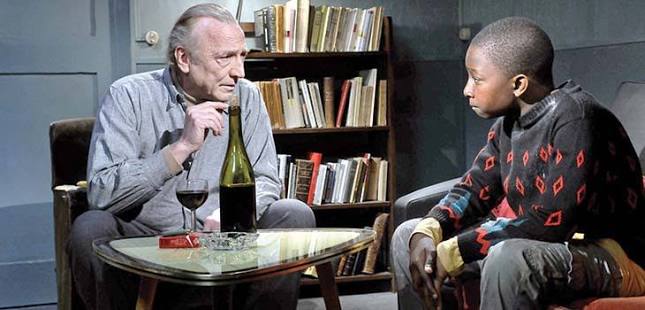 Aki Kaurismäki sineması, çoğu zaman büyük olayların arkasındaki küçük insanları anlatır. Yönetmenin karakterleri genellikle toplumun merkezinde değil, kenarında yaşar; sıradan işlerle hayatlarını sürdürür, fazla konuşmaz ve duygularını gösterişli biçimde ifade etmezler. Ancak tam da bu sessiz insanların davranışları, Kaurismäki filmlerinde insanlık adına büyük anlamlar taşır.