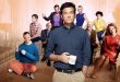 Arrested Development, Mitchell Hurwitz tarafından yaratılan ve 2003 yılında Fox ekranlarında izleyiciyle buluşan, Amerikan televizyon komedisi içinde kendine özgü bir yere sahip yapımlardan biridir. İlk bakışta eski zenginliğini kaybetmeye başlayan bir ailenin hikâyesini anlatan klasik bir sitcom gibi görünse de dizi; anlatıcı kullanımı, hızlı kurgu anlayışı, tekrar eden esprileri, görsel şakaları ve karakterlerinin sıra dışı davranışlarıyla geleneksel komedi kalıplarından ayrılır.