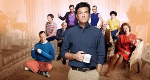 Arrested Development, Mitchell Hurwitz tarafından yaratılan ve 2003 yılında Fox ekranlarında izleyiciyle buluşan, Amerikan televizyon komedisi içinde kendine özgü bir yere sahip yapımlardan biridir. İlk bakışta eski zenginliğini kaybetmeye başlayan bir ailenin hikâyesini anlatan klasik bir sitcom gibi görünse de dizi; anlatıcı kullanımı, hızlı kurgu anlayışı, tekrar eden esprileri, görsel şakaları ve karakterlerinin sıra dışı davranışlarıyla geleneksel komedi kalıplarından ayrılır.