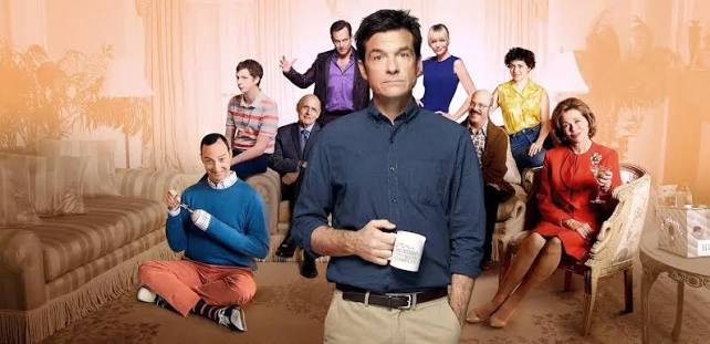 Arrested Development, Mitchell Hurwitz tarafından yaratılan ve 2003 yılında Fox ekranlarında izleyiciyle buluşan, Amerikan televizyon komedisi içinde kendine özgü bir yere sahip yapımlardan biridir. İlk bakışta eski zenginliğini kaybetmeye başlayan bir ailenin hikâyesini anlatan klasik bir sitcom gibi görünse de dizi; anlatıcı kullanımı, hızlı kurgu anlayışı, tekrar eden esprileri, görsel şakaları ve karakterlerinin sıra dışı davranışlarıyla geleneksel komedi kalıplarından ayrılır.