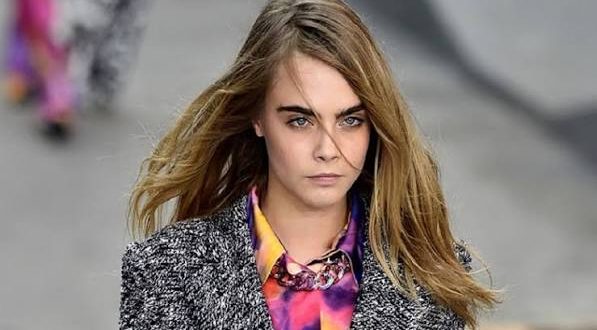 Moda dünyasının dikkat çekici yüzlerinden biri olarak tanınan Cara Delevingne, zaman içerisinde kariyerini podyumların dışına taşıyarak sinema, televizyon, müzik ve girişimcilik gibi farklı alanlarda da kendisini gösteren İngiliz sanatçılardan biri oldu. Kendine özgü görünümü, enerjik tavrı ve özellikle belirgin kaşlarıyla moda dünyasında kısa sürede fark edilen Delevingne, daha sonra Hollywood yapımlarında üstlendiği rollerle oyunculuk kariyerini geliştirdi.