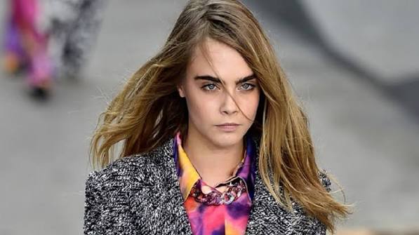 Moda dünyasının dikkat çekici yüzlerinden biri olarak tanınan Cara Delevingne, zaman içerisinde kariyerini podyumların dışına taşıyarak sinema, televizyon, müzik ve girişimcilik gibi farklı alanlarda da kendisini gösteren İngiliz sanatçılardan biri oldu. Kendine özgü görünümü, enerjik tavrı ve özellikle belirgin kaşlarıyla moda dünyasında kısa sürede fark edilen Delevingne, daha sonra Hollywood yapımlarında üstlendiği rollerle oyunculuk kariyerini geliştirdi.