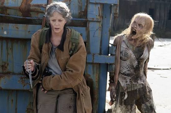 The Walking Dead, 2010 yılında ekran yolculuğuna başlayan ve televizyon tarihinin en uzun soluklu yapımlarından biri haline gelen Amerikan yapımı kıyamet sonrası korku-dram dizisidir. Robert Kirkman, Tony Moore ve Charlie Adlard'ın aynı adlı çizgi roman serisinden uyarlanan yapım, yalnızca zombilerle mücadele eden insanların hikâyesini anlatmakla kalmaz; insan doğasını, toplumsal düzenin çöküşünü, aile bağlarını, dostluğu, liderliği ve hayatta kalmanın bedelini de sorgular.