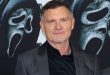 Hollywood'da korku sinemasının dilini değiştiren senaristlerden biri olan Kevin Williamson, özellikle 1990'lı yıllarda büyük ses getiren Scream ile tanınır. Ancak Williamson'ın kariyeri yalnızca korku filmlerinden ibaret değildir. Gençlik dramalarından doğaüstü hikâyelere, suç gerilimlerinden televizyon dizilerine kadar pek çok farklı türde çalışan sanatçı, uzun yıllar boyunca Amerikan popüler kültürünün önemli isimlerinden biri olmuştur.