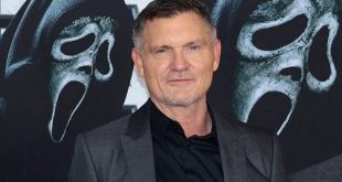 Hollywood'da korku sinemasının dilini değiştiren senaristlerden biri olan Kevin Williamson, özellikle 1990'lı yıllarda büyük ses getiren Scream ile tanınır. Ancak Williamson'ın kariyeri yalnızca korku filmlerinden ibaret değildir. Gençlik dramalarından doğaüstü hikâyelere, suç gerilimlerinden televizyon dizilerine kadar pek çok farklı türde çalışan sanatçı, uzun yıllar boyunca Amerikan popüler kültürünün önemli isimlerinden biri olmuştur.