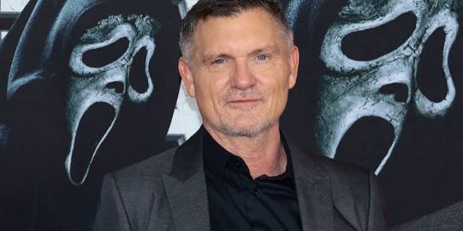 Hollywood'da korku sinemasının dilini değiştiren senaristlerden biri olan Kevin Williamson, özellikle 1990'lı yıllarda büyük ses getiren Scream ile tanınır. Ancak Williamson'ın kariyeri yalnızca korku filmlerinden ibaret değildir. Gençlik dramalarından doğaüstü hikâyelere, suç gerilimlerinden televizyon dizilerine kadar pek çok farklı türde çalışan sanatçı, uzun yıllar boyunca Amerikan popüler kültürünün önemli isimlerinden biri olmuştur.