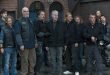 Sons of Anarchy, Amerikan televizyonunun suç ve drama türündeki en dikkat çekici yapımlarından biri olarak öne çıkan, 2008 yılında FX ekranlarında izleyiciyle buluşan bir dizidir. Yaratıcılığını ve yapımcılığını Kurt Sutter'ın üstlendiği yapım; motosiklet kulüpleri, aile bağları, dostluk, güç mücadeleleri, sadakat ve suç dünyasının yarattığı ahlaki çatışmalar üzerinden ilerleyen güçlü bir anlatı kurar.
