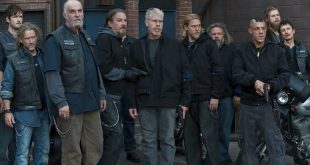 Sons of Anarchy, Amerikan televizyonunun suç ve drama türündeki en dikkat çekici yapımlarından biri olarak öne çıkan, 2008 yılında FX ekranlarında izleyiciyle buluşan bir dizidir. Yaratıcılığını ve yapımcılığını Kurt Sutter'ın üstlendiği yapım; motosiklet kulüpleri, aile bağları, dostluk, güç mücadeleleri, sadakat ve suç dünyasının yarattığı ahlaki çatışmalar üzerinden ilerleyen güçlü bir anlatı kurar.