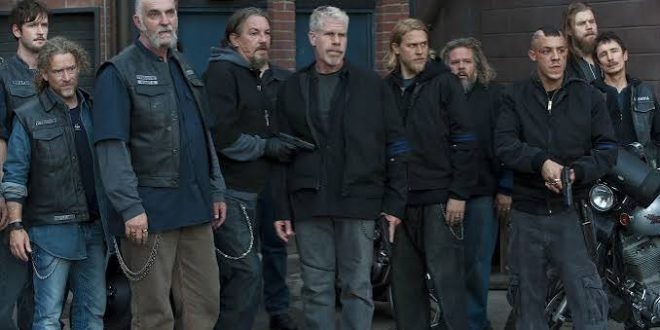 Sons of Anarchy, Amerikan televizyonunun suç ve drama türündeki en dikkat çekici yapımlarından biri olarak öne çıkan, 2008 yılında FX ekranlarında izleyiciyle buluşan bir dizidir. Yaratıcılığını ve yapımcılığını Kurt Sutter'ın üstlendiği yapım; motosiklet kulüpleri, aile bağları, dostluk, güç mücadeleleri, sadakat ve suç dünyasının yarattığı ahlaki çatışmalar üzerinden ilerleyen güçlü bir anlatı kurar.