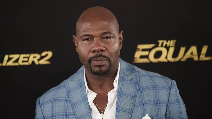 Hollywood sinemasında aksiyon, suç, gerilim ve dram türlerini kendine özgü bir görsel anlayışla bir araya getiren yönetmenlerden biri olan Antoine Fuqua, özellikle sert karakterleri ve yoğun çatışmaları merkeze alan filmleriyle tanınıyor. Yönetmenin filmografisine bakıldığında polisiyeden tarihi dramaya, spordan western türüne ve biyografik belgesellere kadar oldukça geniş bir çalışma alanı görülüyor.