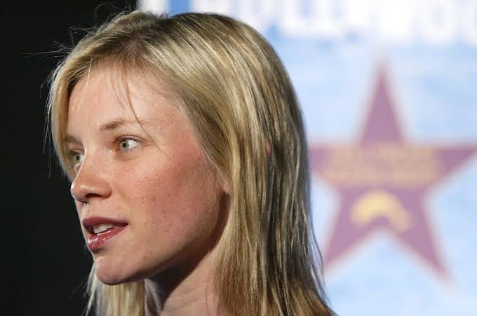 Hollywood’da kariyerini uzun yıllar boyunca istikrarlı biçimde sürdüren isimlerden biri olan Amy Smart, hem sinema filmlerinde hem de televizyon dizilerinde canlandırdığı karakterlerle tanınan Amerikalı oyuncudur. Kariyerinin ilk döneminde mankenlik yapan Smart, daha sonra oyunculuğa yönelerek özellikle 2000’li yıllarda dikkat çeken yapımlarda rol almıştır.