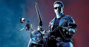 1991 yılında sinema izleyicisiyle buluşan Terminatör 2: Kıyamet Günü, yalnızca başarılı bir devam filmi olarak değil, aksiyon ve bilimkurgu sinemasının gelişiminde önemli bir dönüm noktası olarak değerlendirilebilir. James Cameron tarafından yazılıp yönetilen yapım, ilk Terminatör filminin yarattığı dünyayı çok daha geniş bir ölçekte ele alırken, teknolojik gelişmelerin insanlık üzerindeki etkisini de sorgulayan güçlü bir anlatı kurar.