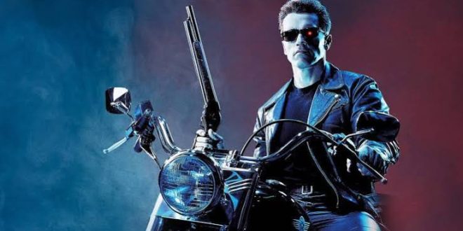 1991 yılında sinema izleyicisiyle buluşan Terminatör 2: Kıyamet Günü, yalnızca başarılı bir devam filmi olarak değil, aksiyon ve bilimkurgu sinemasının gelişiminde önemli bir dönüm noktası olarak değerlendirilebilir. James Cameron tarafından yazılıp yönetilen yapım, ilk Terminatör filminin yarattığı dünyayı çok daha geniş bir ölçekte ele alırken, teknolojik gelişmelerin insanlık üzerindeki etkisini de sorgulayan güçlü bir anlatı kurar.