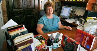 Amerikalı yazar Charlaine Harris, polisiye ile fantastik edebiyatı bir araya getiren eserleriyle özellikle 2000'li yıllarda geniş bir okur kitlesine ulaşan önemli yazarlardan biridir. Yazarlık kariyerinde yalnızca vampirler ve doğaüstü olaylar üzerine yoğunlaşmayan Harris; cinayet, gizem, alternatif tarih, paranormal olaylar ve küçük kasaba yaşamı gibi farklı temaları da eserlerinde kullanmıştır.