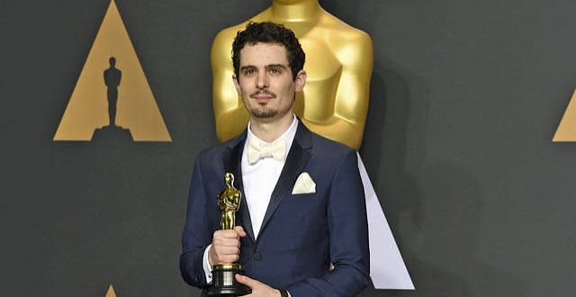 Amerikan sinemasının son yıllarda yetiştirdiği dikkat çekici yönetmenlerden biri olan Damien Chazelle, özellikle müzik, sanat, hırs ve başarı kavramlarını merkezine alan filmleriyle tanınır. Yönetmenin sinema dünyasında geniş kitleler tarafından tanınmasını sağlayan yapımlar arasında Whiplash, La La Land, First Man ve Babylon bulunur. Farklı türlere yönelmesine rağmen filmlerinin ortak noktasında çoğu zaman büyük bir hayalin peşinden giden ve bu uğurda ciddi fedakârlıklarda bulunan karakterler vardır