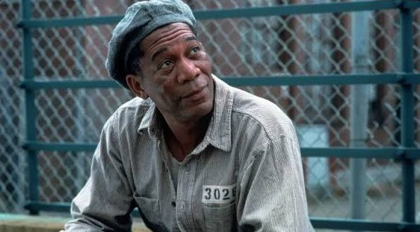 Morgan Freeman, Hollywood sinemasının en karakteristik oyuncularından biri olarak uzun yıllara yayılan kariyeriyle dikkat çeken Amerikalı bir sanatçıdır. Kendine has ses tonu, sakin ve ölçülü oyunculuk anlayışı ve farklı türlerdeki yapımlara kolayca uyum sağlayabilmesi, onu sinema dünyasında ayrı bir yere taşımıştır. Tiyatro sahnelerinden televizyona, bağımsız yapımlardan büyük bütçeli Hollywood filmlerine kadar uzanan kariyeri boyunca çok sayıda önemli karakteri canlandırmıştır.