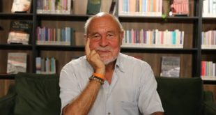 İnsan davranışlarını yalnızca bireyin psikolojisi üzerinden açıklamak yerine, içinde yaşanılan toplumun, kültürün, tarihin ve gündelik alışkanlıkların etkisini de sorgulayan isimlerden biri Gündüz Vassaftır. Psikolog kimliğiyle akademik çalışmalar gerçekleştiren Vassaf, zaman içinde deneme, anı, araştırma ve edebiyat alanlarında verdiği eserlerle geniş bir okur kitlesine ulaşmıştır.