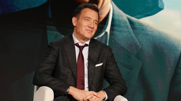 İngiliz sinemasının uluslararası alanda öne çıkan oyuncularından Clive Owen, özellikle güçlü ekran duruşu, ölçülü oyunculuk anlayışı ve birbirinden oldukça farklı karakterlere uyum sağlayabilmesiyle tanınır. Kariyerine tiyatro ve televizyon yapımlarında başlayan Owen, zaman içerisinde Avrupa sinemasından Hollywood'a uzanan başarılı bir yolculuk gerçekleştirmiştir.