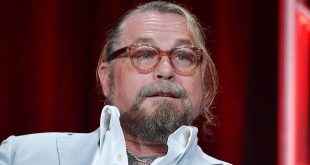 Amerikan televizyonunda suç, dram ve karakter odaklı hikâyelerin öne çıkan isimlerinden biri olan Kurt Sutter, özellikle yaratıcısı olduğu Sons of Anarchy dizisiyle dünya çapında tanınmıştır. Senarist kimliğinin yanı sıra yapımcı, yönetmen ve oyuncu olarak da çalışan Sutter, televizyon dünyasında kendine özgü anlatım dili geliştiren isimlerden biridir.