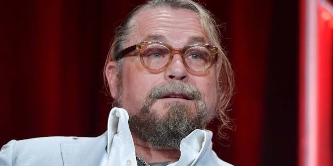 Amerikan televizyonunda suç, dram ve karakter odaklı hikâyelerin öne çıkan isimlerinden biri olan Kurt Sutter, özellikle yaratıcısı olduğu Sons of Anarchy dizisiyle dünya çapında tanınmıştır. Senarist kimliğinin yanı sıra yapımcı, yönetmen ve oyuncu olarak da çalışan Sutter, televizyon dünyasında kendine özgü anlatım dili geliştiren isimlerden biridir.