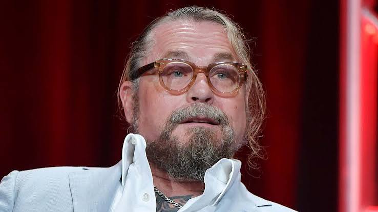 Amerikan televizyonunda suç, dram ve karakter odaklı hikâyelerin öne çıkan isimlerinden biri olan Kurt Sutter, özellikle yaratıcısı olduğu Sons of Anarchy dizisiyle dünya çapında tanınmıştır. Senarist kimliğinin yanı sıra yapımcı, yönetmen ve oyuncu olarak da çalışan Sutter, televizyon dünyasında kendine özgü anlatım dili geliştiren isimlerden biridir.