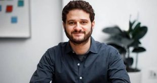Teknoloji dünyasında bazı isimler kurdukları şirketlerden çok, dijital yaşamın dönüşümünde oynadıkları rolle öne çıkar. Dustin Moskovitz de bu isimlerden biridir. Facebook'un kuruluşunda yer alan genç girişimci, daha sonra bu şirketten ayrılarak kendi teknoloji girişimini kurmuş ve çalışma hayatının dijitalleşmesine odaklanan Asana ile ikinci büyük başarı hikâyesini oluşturmuştur.